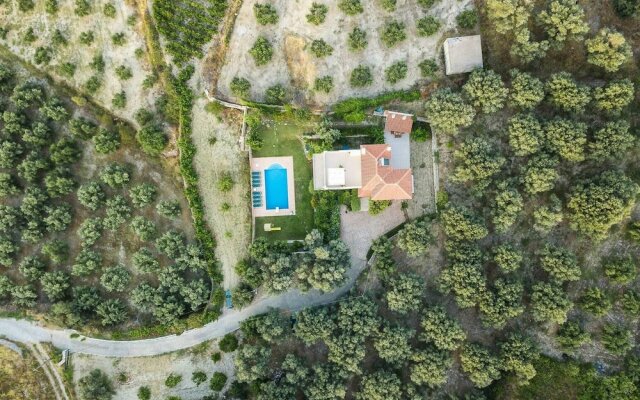 Secluded Villa w Private Pool, Children Play Area, Pool Table, BBQ & Sea Views
