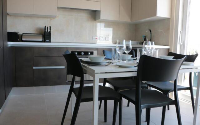 Wileg 4A Luxury Studio Apartment with Shared Swimming Pool.