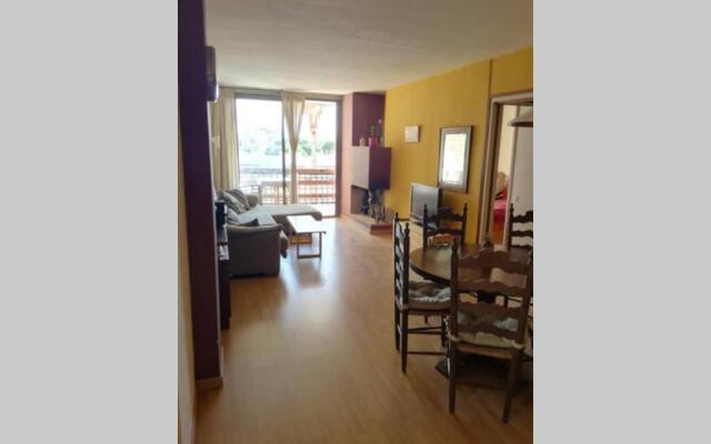 Apartament a Roses. Terrassa i piscina comunitaria