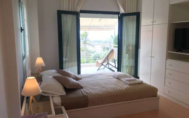 Stunning 4-bed Villa in Lagonisi Kalivia Thorikou