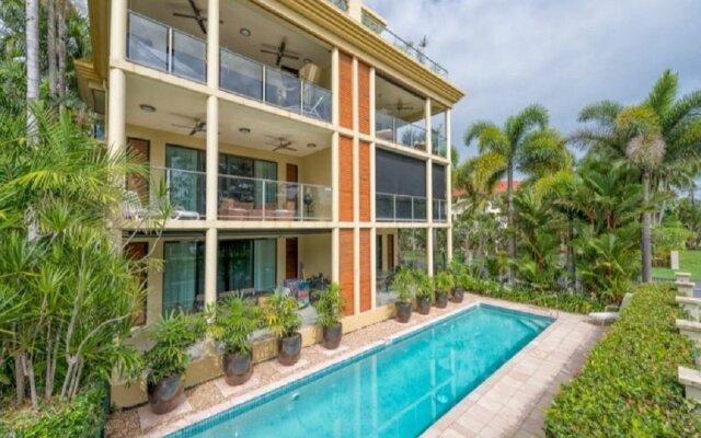 Cairns Beach Holiday Apartment