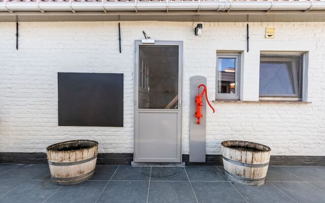 Beautiful Farmhouse in Beveren-aan-den-ijzer With Terrace