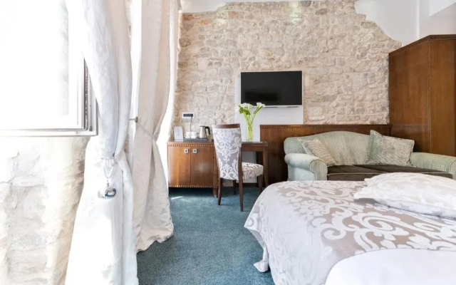 Antique Split Luxury Rooms