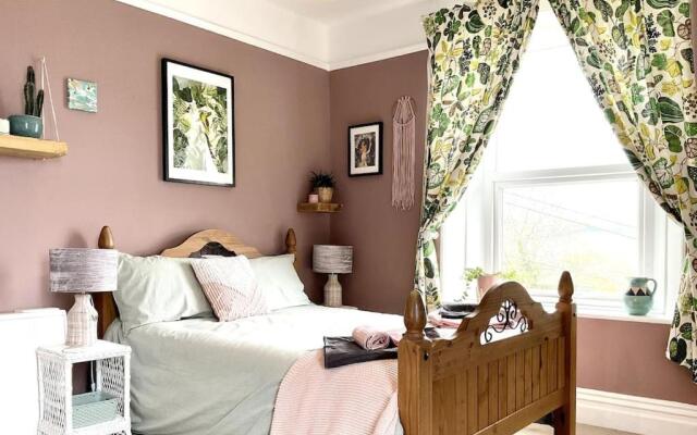Unique 2-bedroom Coastal Town Retreat