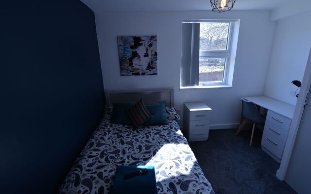 Plush Holiday Home in Coventry Near Coventry University