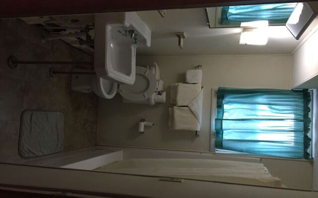 M and M Motel