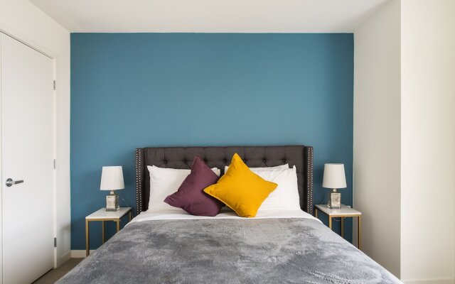 Luxurious 2BD & Den Hollywood Apartment