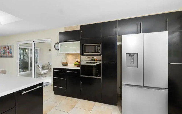 3BR 2BA Near Eagle Beach w Private Pool