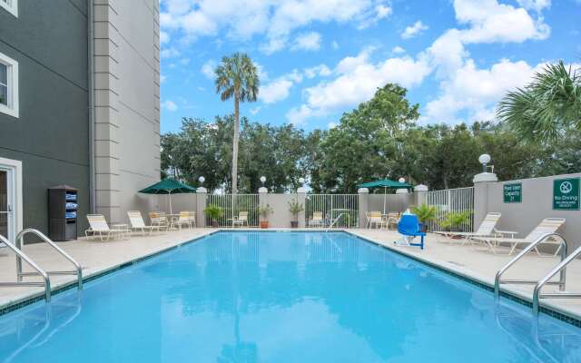 La Quinta Inn & Suites by Wyndham Naples East (I-75)