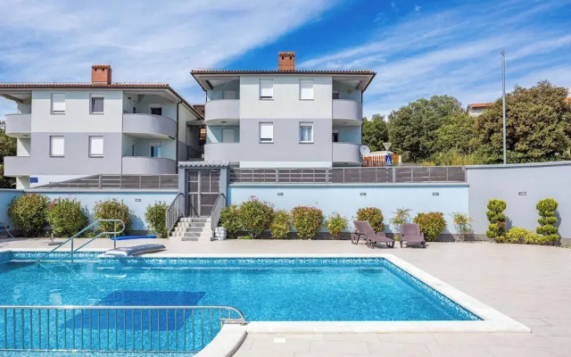 Mery's Sunny Pool Apartment