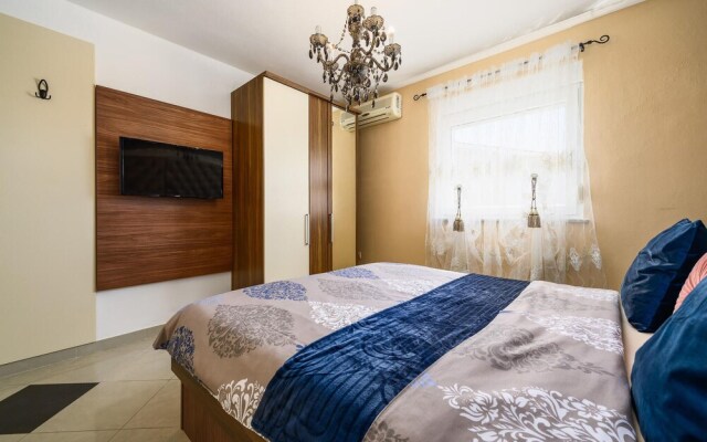 Awesome Home in Valtursko Polje With Wifi and 12 Bedrooms