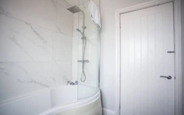 Large 3 Bed Apartment-sea Road