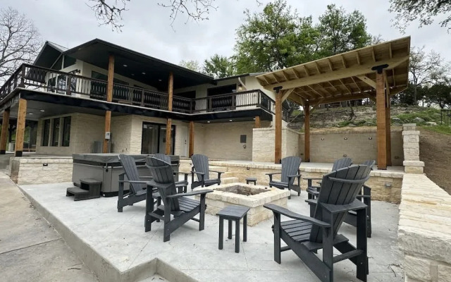 Luxury Riverfront Villa With Firepit & Gameroom!