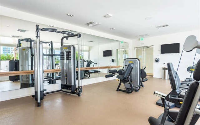 Top Fort Lauderdale Condo 7th Floor - Private and Sanitized, Hotel Amenities, Free Parking for Stays Over 27 Days, 400 ft From the Beach. Hosted by Super Host!