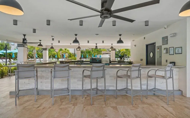 Beautiful Modern Condo, Near Parks-2012