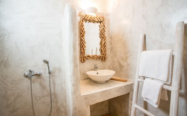 Funky holiday home with pool, next to the beach by VillaRentalsgr