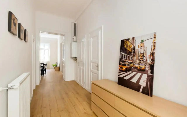 Kresz Geza 29 Westend Station 2 Bedrooms+Living AC