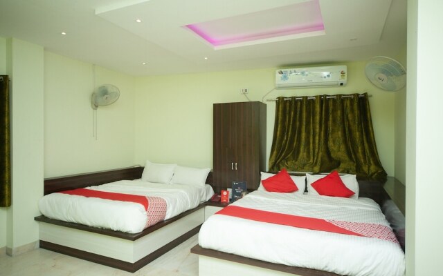 OYO 27032 Sri Kumaran Residency
