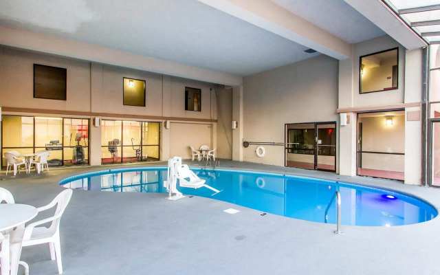 Econo Lodge Inn & Suites