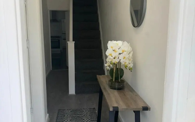 Luxe Spacious 5-bed House in Liverpool