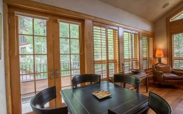 Northwoods Luxury Condo Close to Chairlift by RedAwning