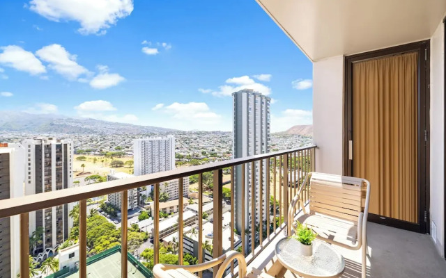 Waikiki Sunset Close to Beach with Parking