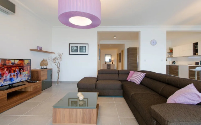 Seafront Luxury Apartment, Pool and Great Location