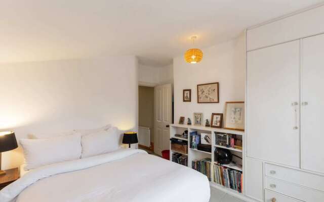 Lovely 4 Bedroom House near Portobello