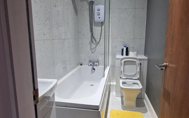 Impeccable 3-bed Apartment in Bradford to Explore