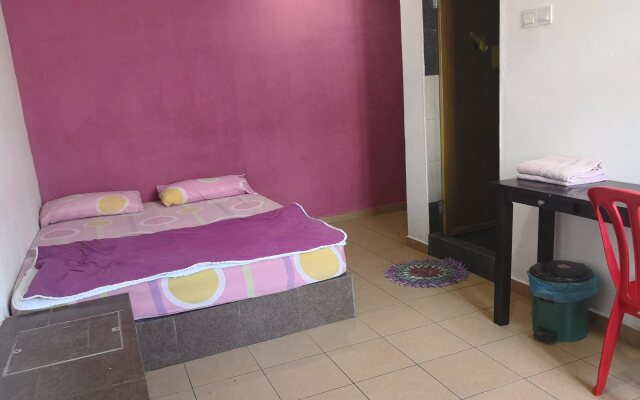 OYO 89585 Hotel Happy Inn