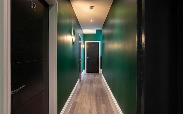 Cavern Quarter Apts - 31 North John St