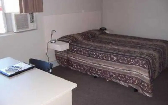 Econo Lodge Parkville Place