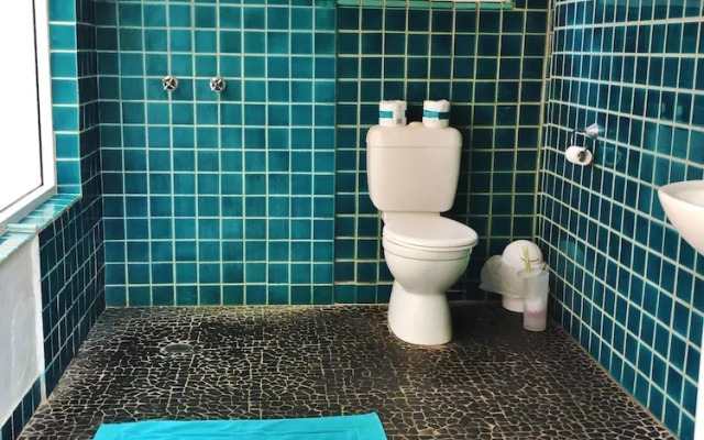 Dolphins Beach House - Hostel