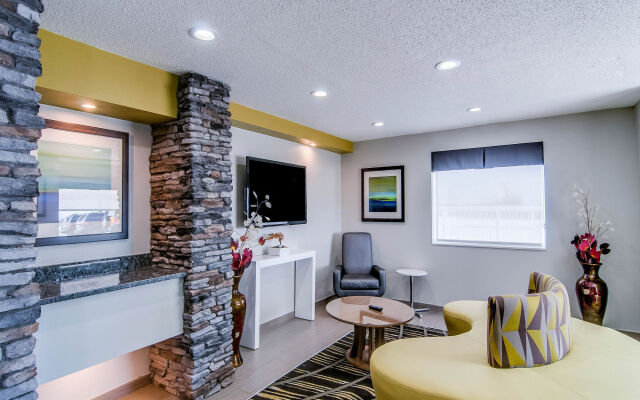 Clarion Pointe Staunton East