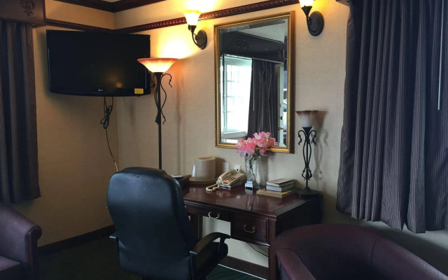 Track & Turf Motel