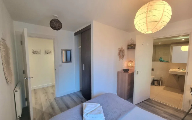 2Bed-2Bath Flat - Gym Pool Balcony Lift