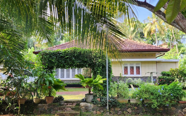 CHARAKAMA Guest Bungalow - GAMPAHA