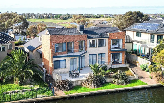 StayAU 6BR Deluxe Lakeview Point Cook