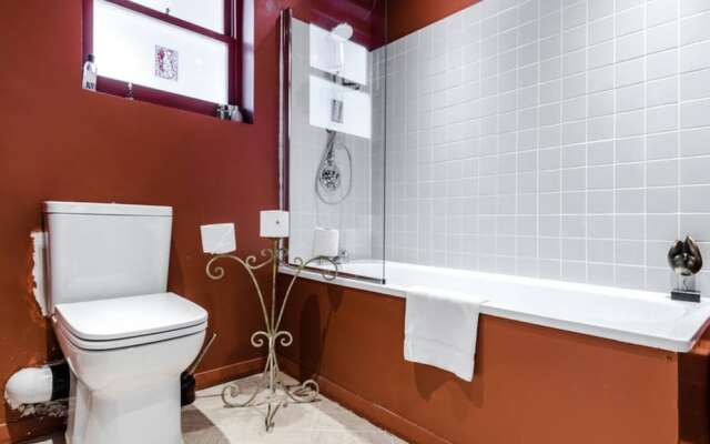 Entire Home: Chic & Cheery 1bed in Shepherd'S Bush
