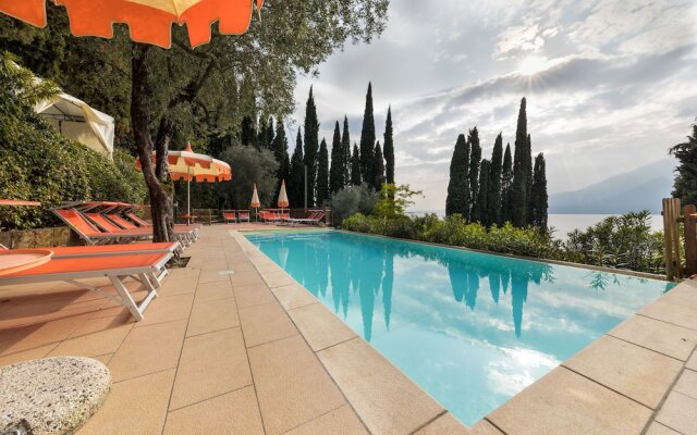 Residence Gardasee Apartments with Lake View
