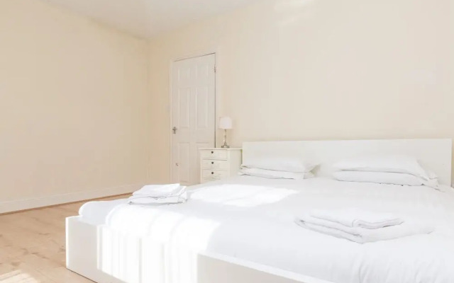 4 bedroom house, Roff Avenue, by Claire Walton Property (Bedford)