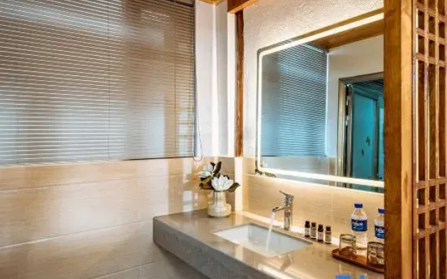 Ruyuan Boutique Homestay (Dali Erhai Caicun Branch)