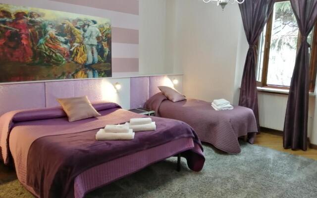 Gira Guest House