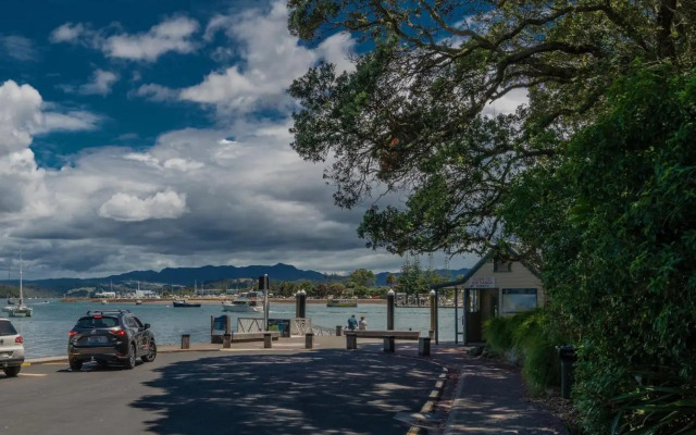 Sun Seeker Bach - Ferry Landing Holiday Home