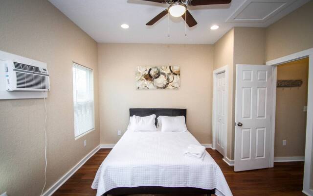 Douglas Way Remodeled House Near Downtown 1BA/1BA