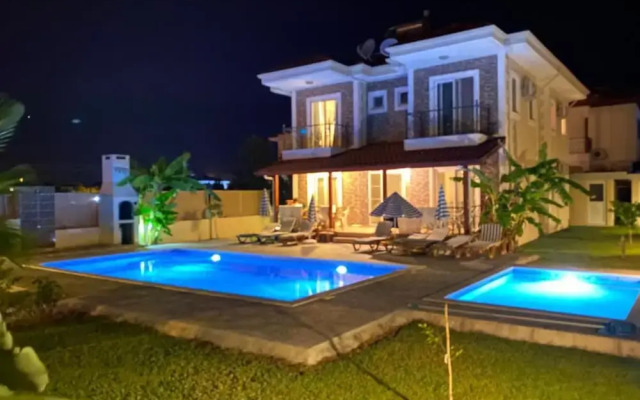 Remarkable 4-bed Villa Tasgin 2 Pools