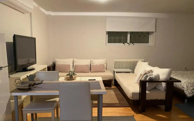 Bright, Cosy Studio close to Glyfada Beach & Center