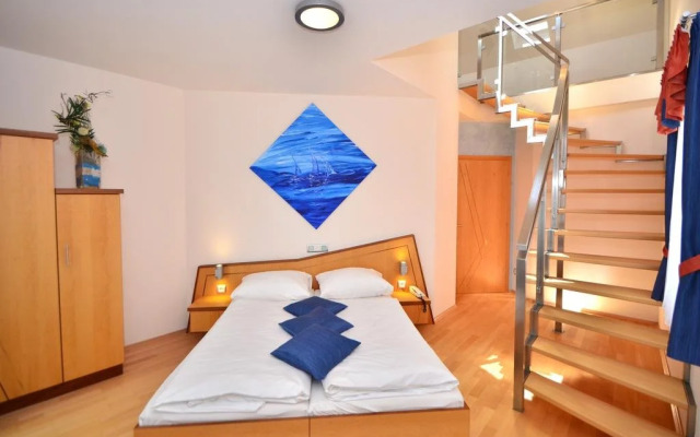 G.H. Knoll "Proellhofer" Cafe Bar Hills