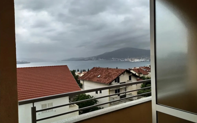 Immaculate 2-bed Apartment in Okrug Gornji