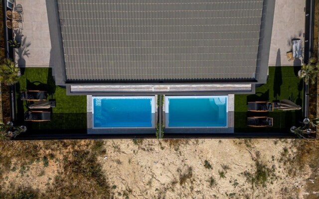 Beautiful 4-bed Villa Ria in Vathianos Kampos